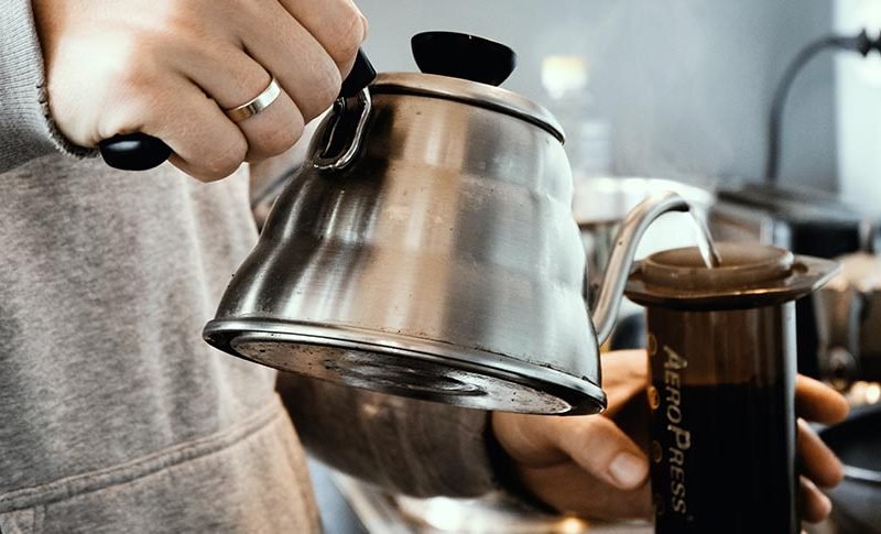 como hacer cafe con una cafetera aeropress